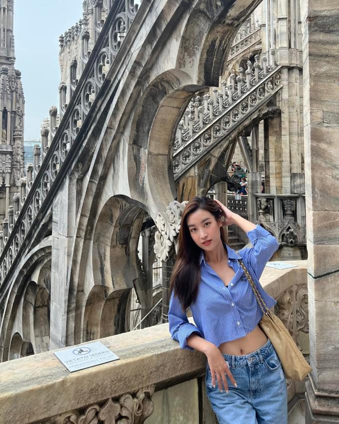 Check-in ở Milan, người đẹp Hà thành khoe eo thon gọn cùng vóc dáng mảnh mai với áo sơ mi crop top.