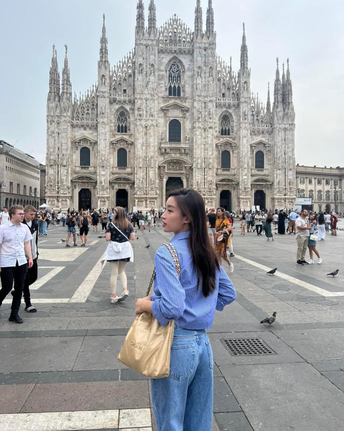 Vốn theo đuổi phong cách nhẹ nhàng, Đỗ Mỹ Linh phối đồ không cầu kỳ, ưu tiên tính thoải mái khi đi du lịch.