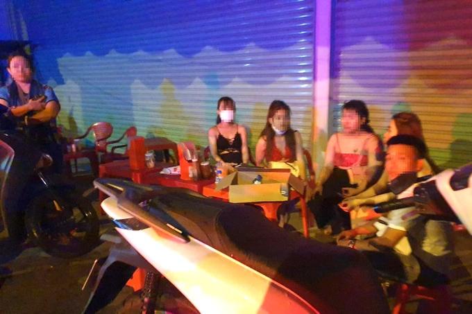 Vụ cháy quán karaoke ở Bình Dương: Đã phát hiện 12 người chết-8