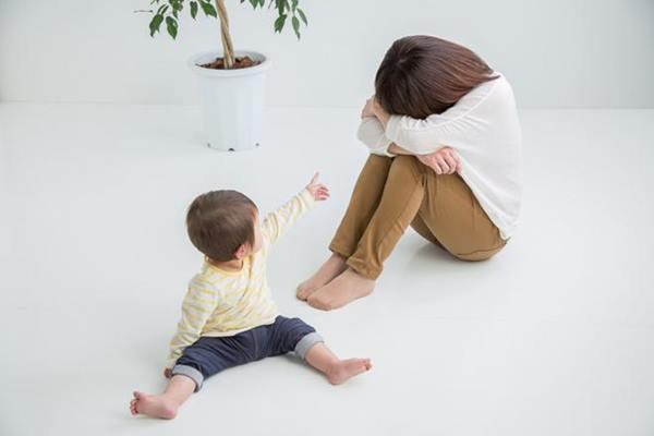 Vợ bẽ bàng phát hiện chồng mang con ngoài giá thú về làm con nuôi-1