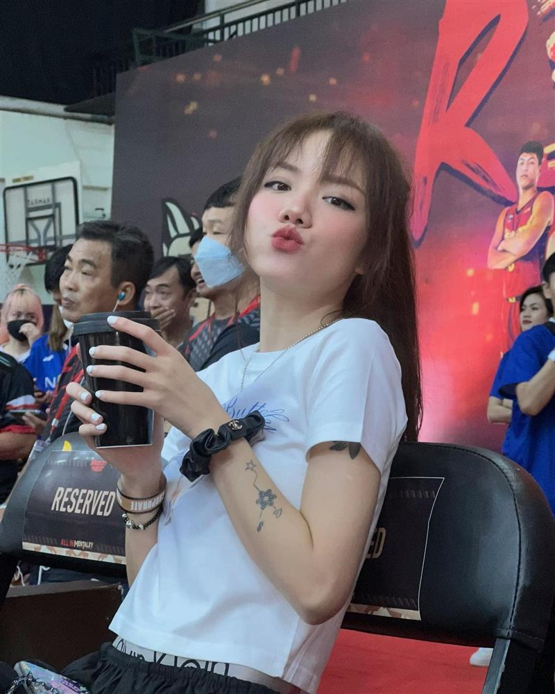 Phương Ly bị chỉ trích vì ăn mặc trái thuần phong mỹ tục-10