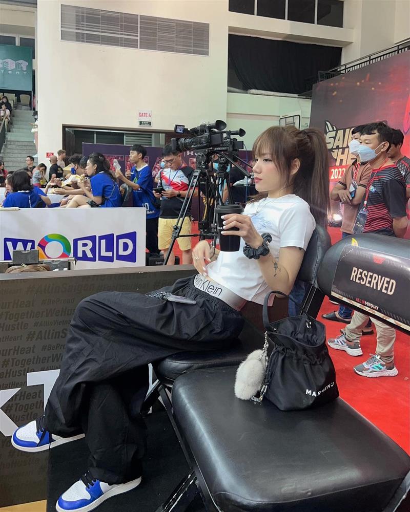 Phương Ly bị chỉ trích vì ăn mặc trái thuần phong mỹ tục-3