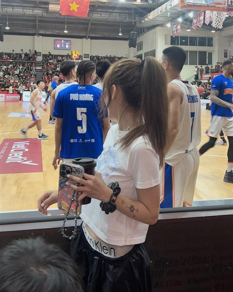 Phương Ly bị chỉ trích vì ăn mặc trái thuần phong mỹ tục-8