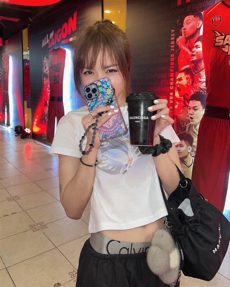 Phương Ly bị chỉ trích vì ăn mặc trái thuần phong mỹ tục-9