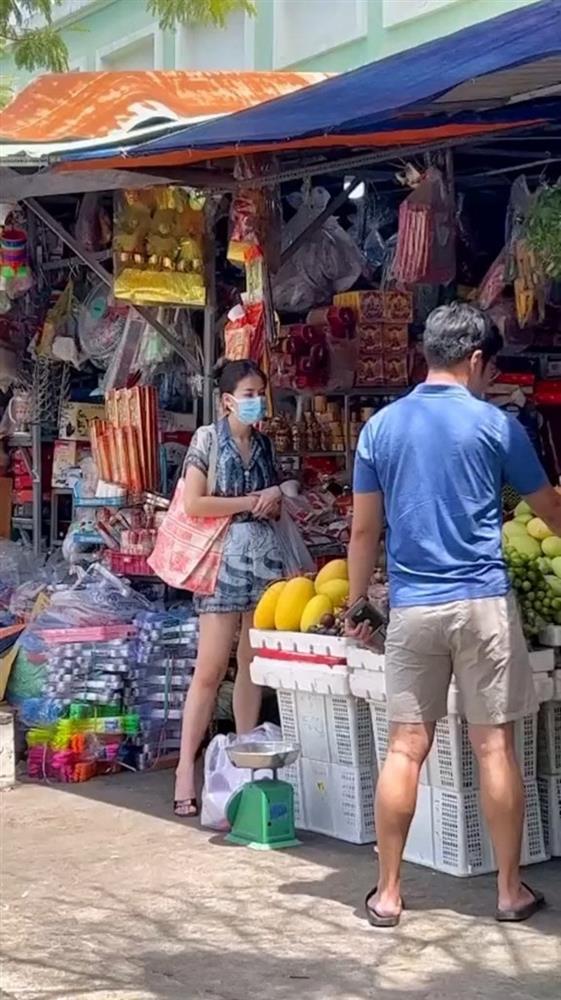 Hoa hậu Phương Khánh mặc đồ bộ đi chợ như mẹ bỉm-1