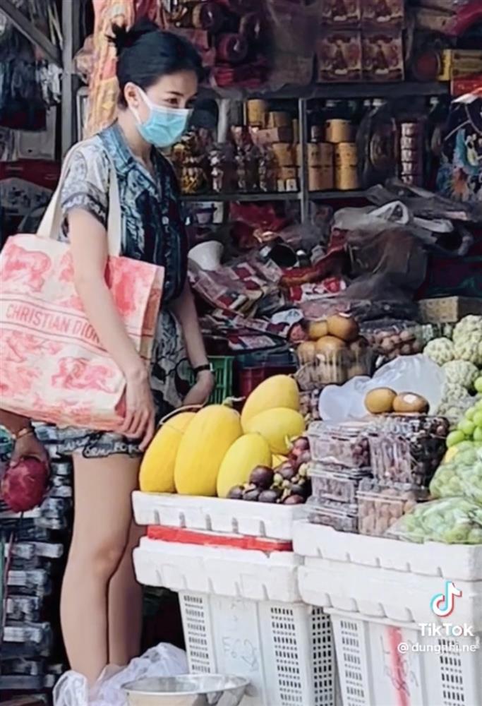 Hoa hậu Phương Khánh mặc đồ bộ đi chợ như mẹ bỉm-3