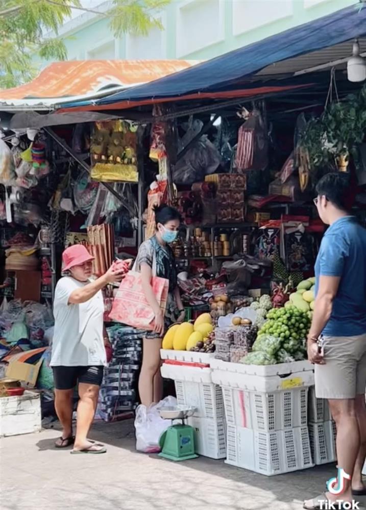 Hoa hậu Phương Khánh mặc đồ bộ đi chợ như mẹ bỉm-5