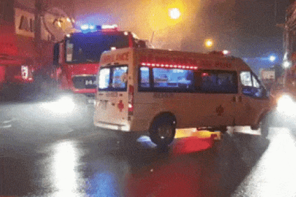 Clip: Xe đưa thi thể nạn nhân ra khỏi vụ cháy và lời kể người thoát chết