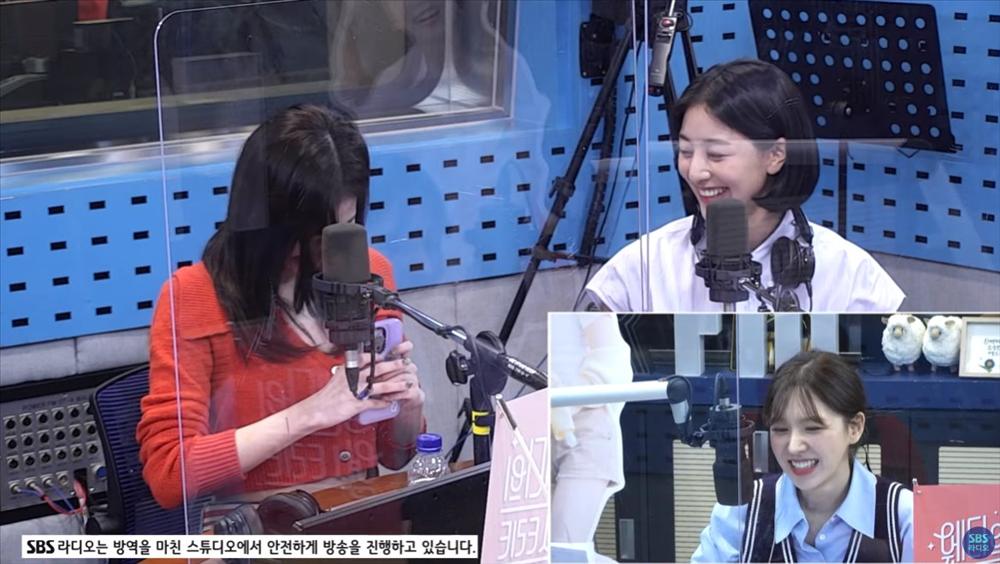 Sana TWICE thả thính Wendy Red Velvet trên sóng radio trực tiếp-2