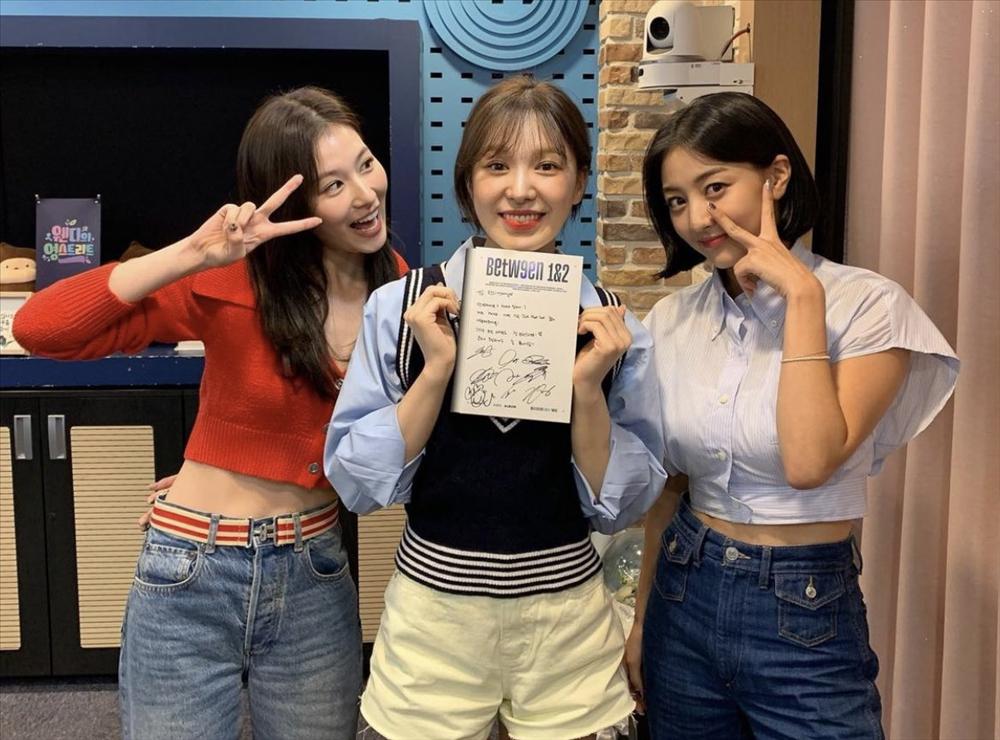 Sana TWICE thả thính Wendy Red Velvet trên sóng radio trực tiếp-1