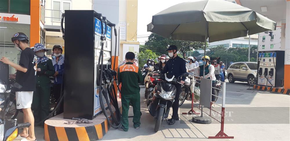 Nhiều cây xăng dùng mọi chiêu trò bán nhỏ giọt, đóng cửa giờ cao điểm-3