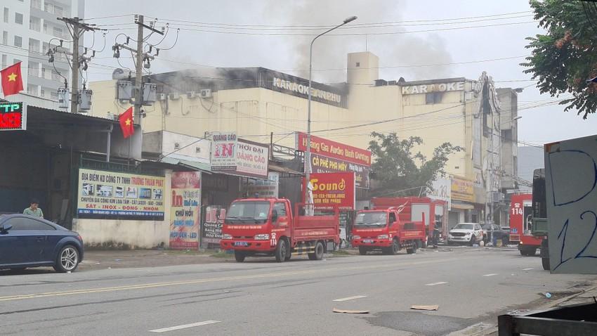 Quán karaoke ở Bình Dương cháy trở lại, cứu nạn vô cùng khó khăn-1