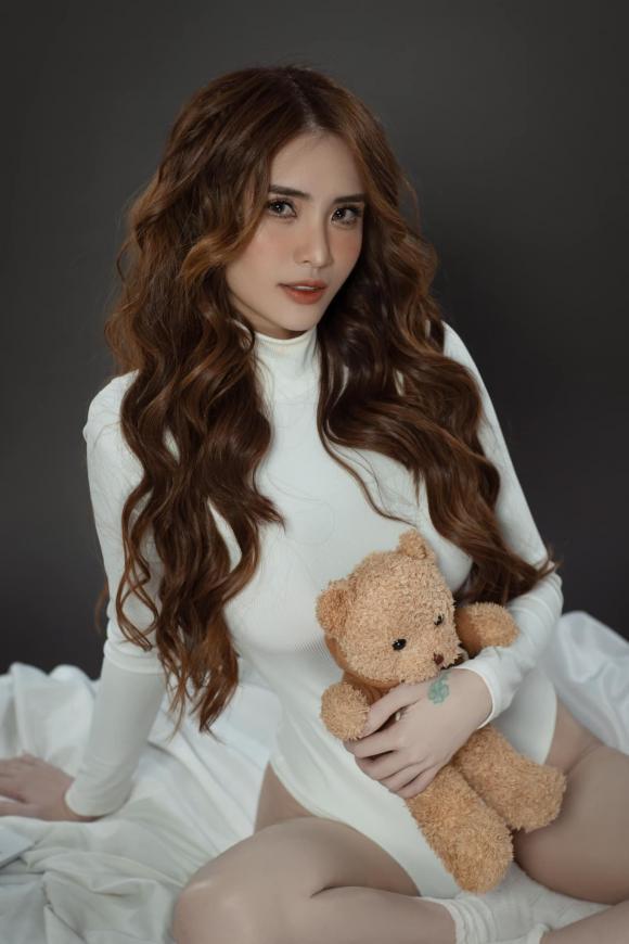 Em chồng Thủy Tiên thả dáng gợi cảm, body mẹ đơn thân gây sốt-4