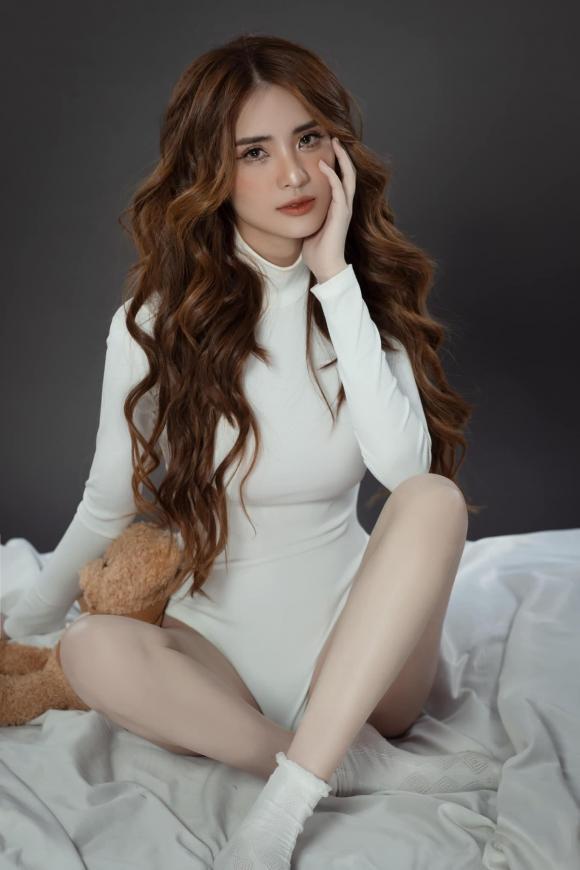 Em chồng Thủy Tiên thả dáng gợi cảm, body mẹ đơn thân gây sốt-5