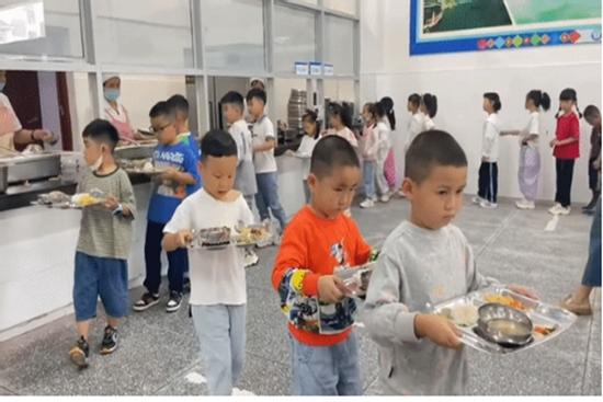 Tự phục vụ ăn trưa, trò tiểu học có biểu cảm khiến dân mạng cười ngất