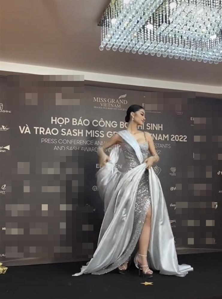 Á hậu Kiều Loan thay đồ nhanh như chớp giữa thảm đỏ-2