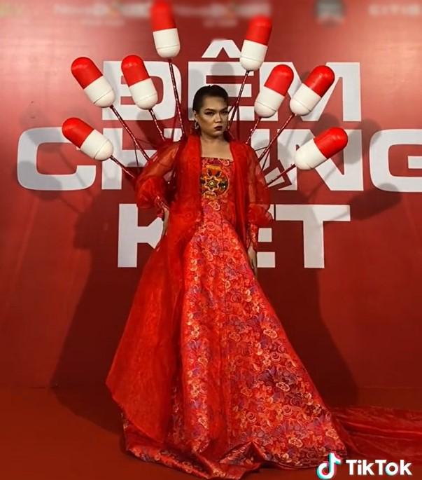 Á hậu Kiều Loan thay đồ nhanh như chớp giữa thảm đỏ-6