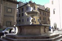 Du khách Mỹ bị phạt vì ăn kem trên đài phun nước ở Rome