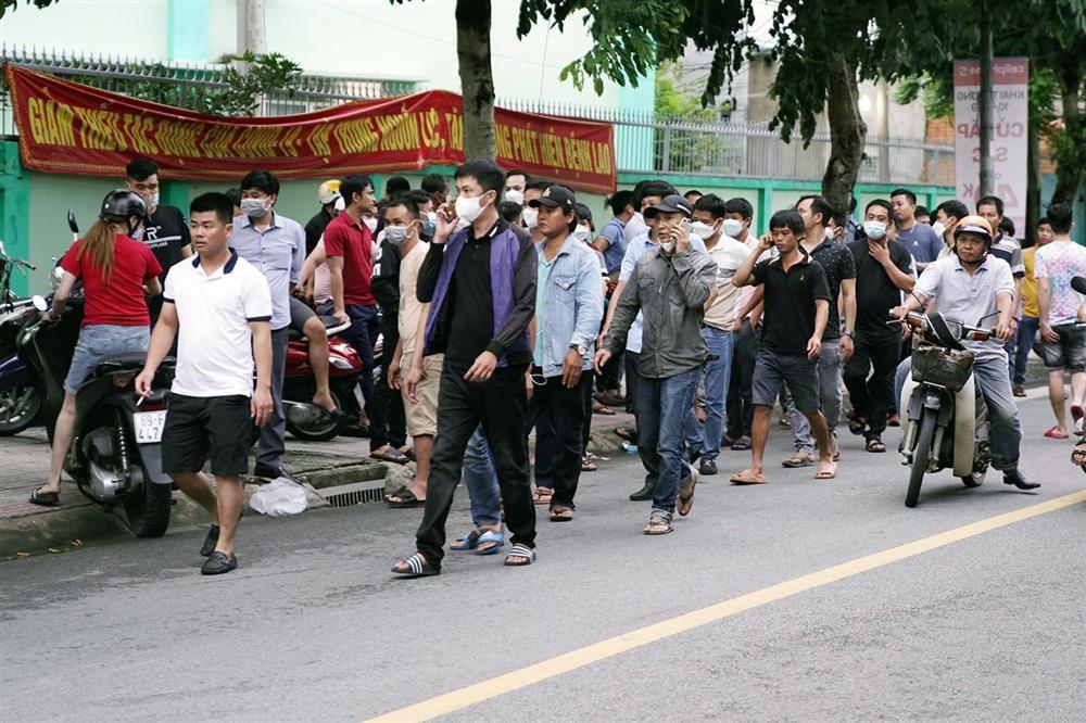 Người thân nghẹn ngào chờ nhận dạng 32 thi thể vụ cháy quán karaoke-1