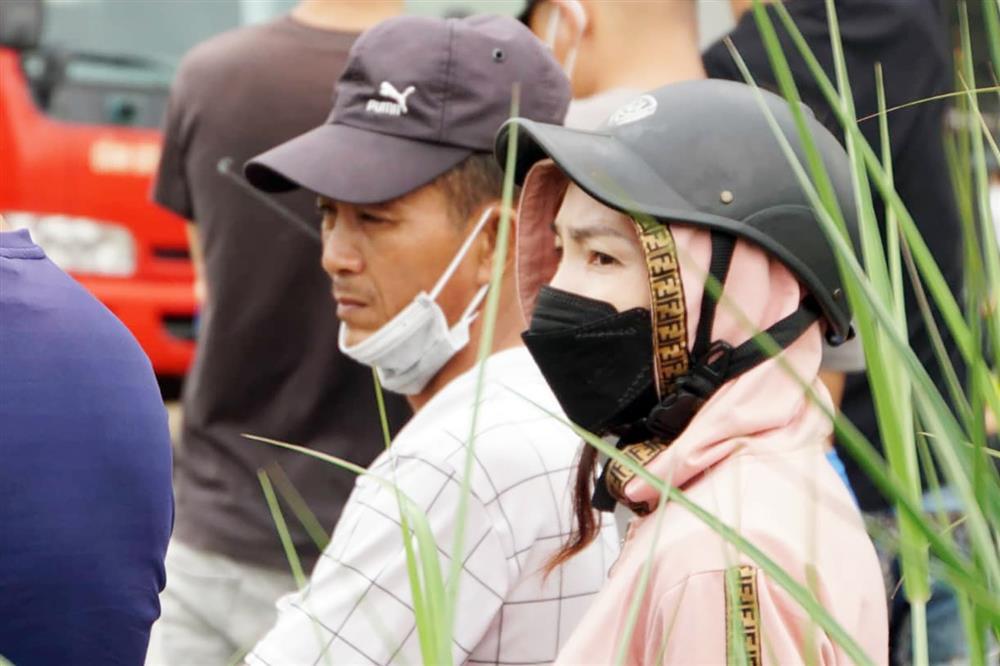 Người thân nghẹn ngào chờ nhận dạng 32 thi thể vụ cháy quán karaoke-2