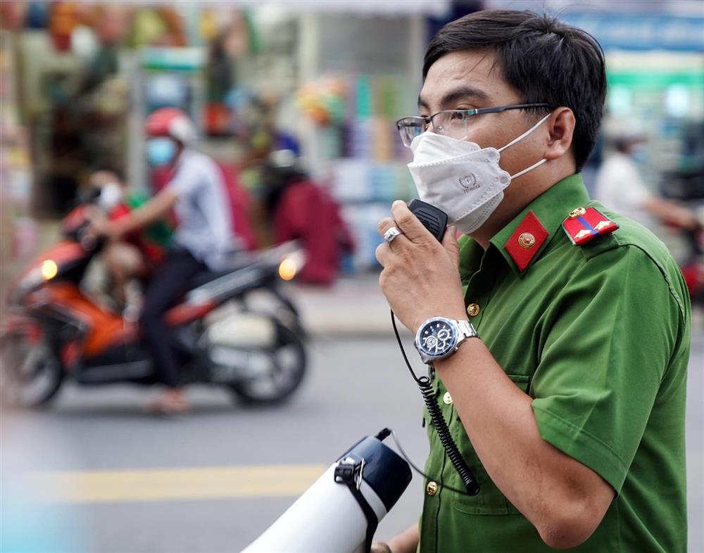 Người thân nghẹn ngào chờ nhận dạng 32 thi thể vụ cháy quán karaoke-3