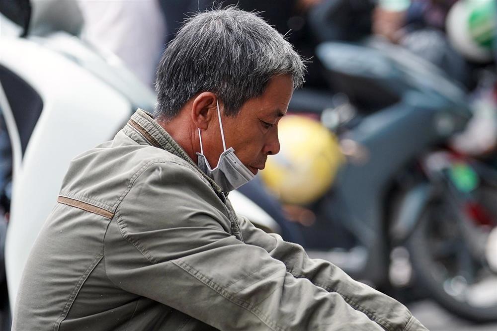 Người thân nghẹn ngào chờ nhận dạng 32 thi thể vụ cháy quán karaoke-4