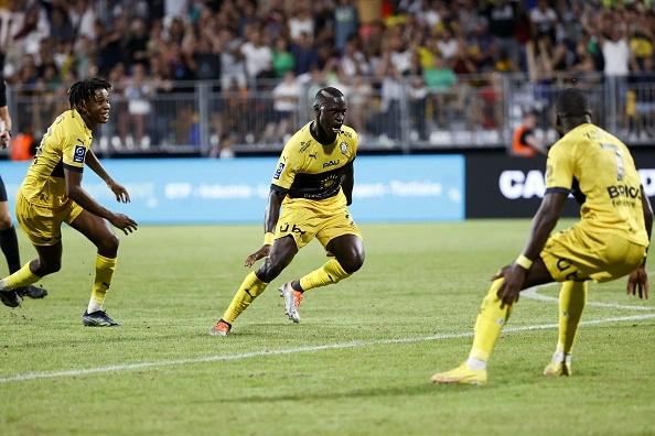 Quang Hải đang trở thành người thừa tại Pau FC-3