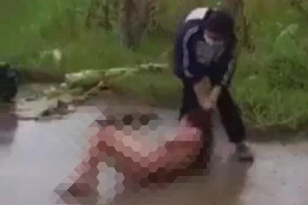 Khởi tố nữ sinh lột đồ, làm nhục bạn giữa đường-1