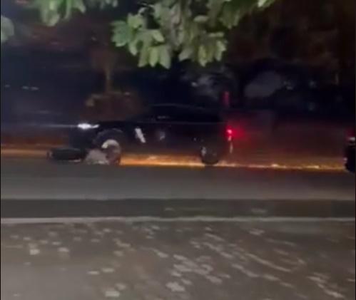 Ô tô tông liên hoàn, kéo lê xe máy, 4 người phải cấp cứu-1