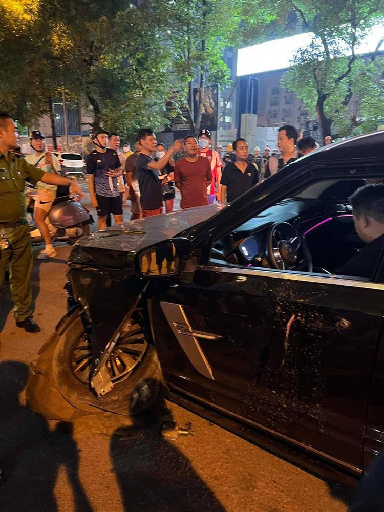 Ô tô tông liên hoàn, kéo lê xe máy, 4 người phải cấp cứu-3