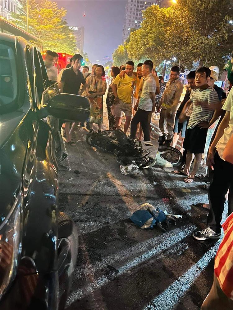Ô tô tông liên hoàn, kéo lê xe máy, 4 người phải cấp cứu-4