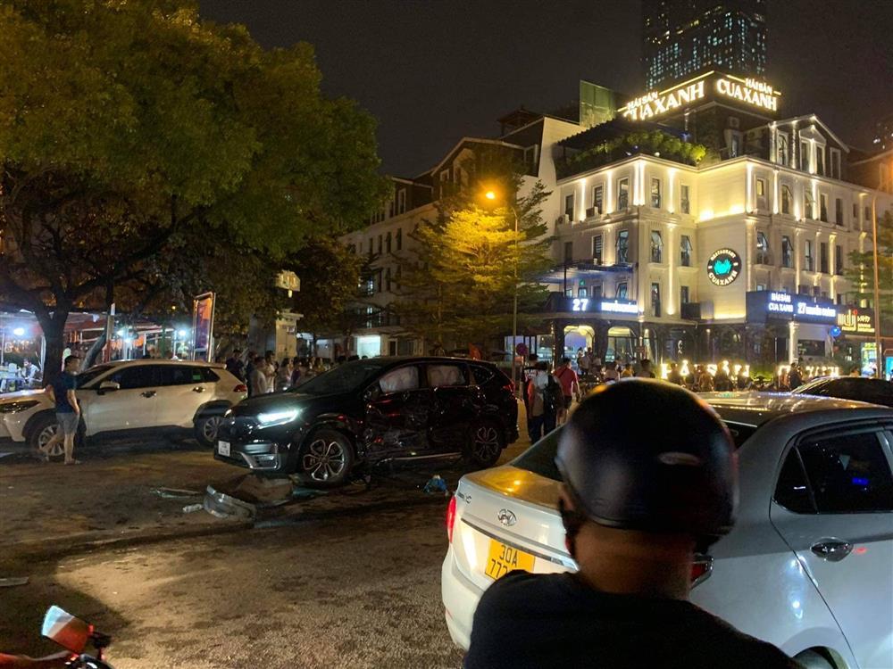 Ô tô tông liên hoàn, kéo lê xe máy, 4 người phải cấp cứu-5