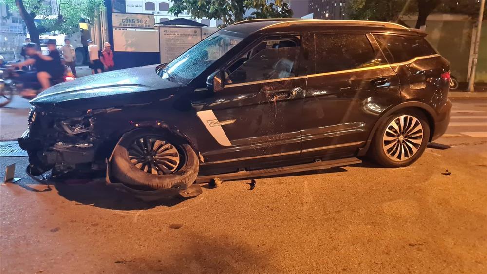 Ô tô tông liên hoàn, kéo lê xe máy, 4 người phải cấp cứu-2