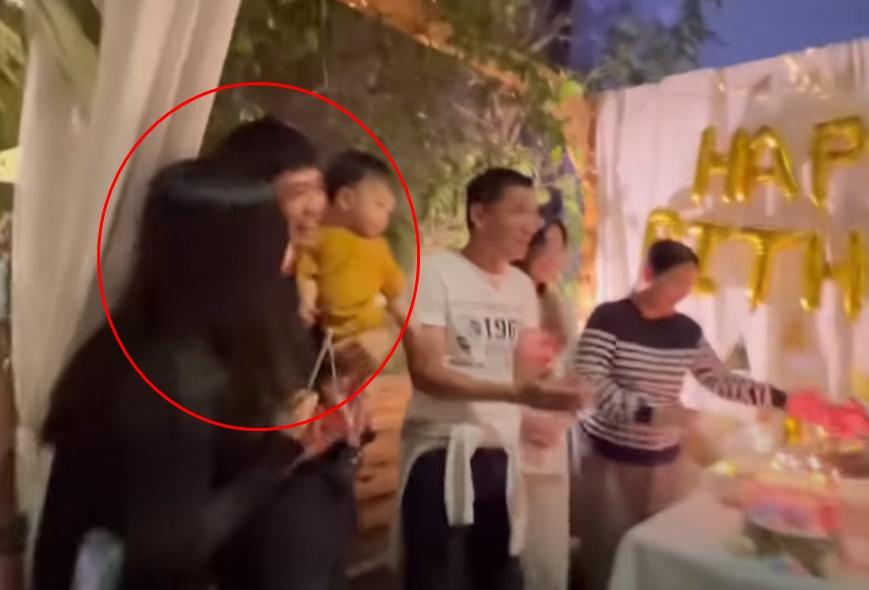 Bà xã Công Phượng lộ diện cùng chồng con, nhan sắc chú ý-1