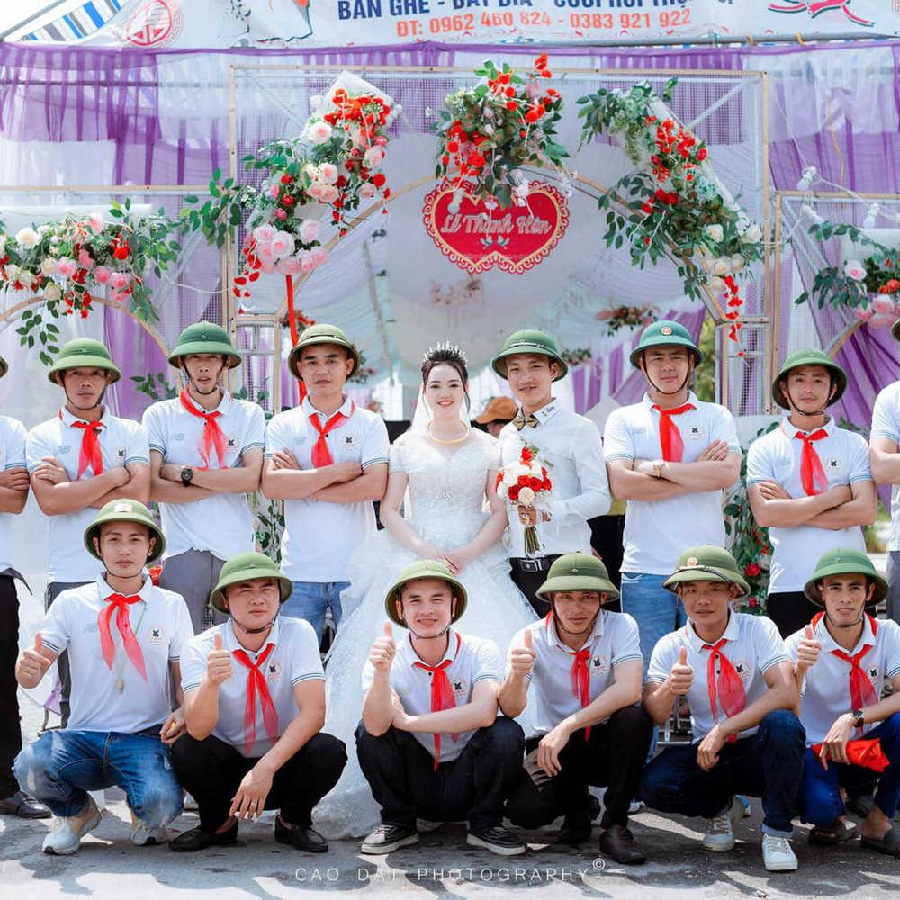 Đám cưới tại Nghệ An, nhà trai đội mũ cối tới chúc mừng-1