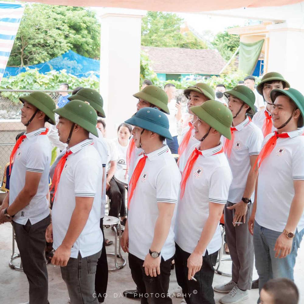 Đám cưới tại Nghệ An, nhà trai đội mũ cối tới chúc mừng-3