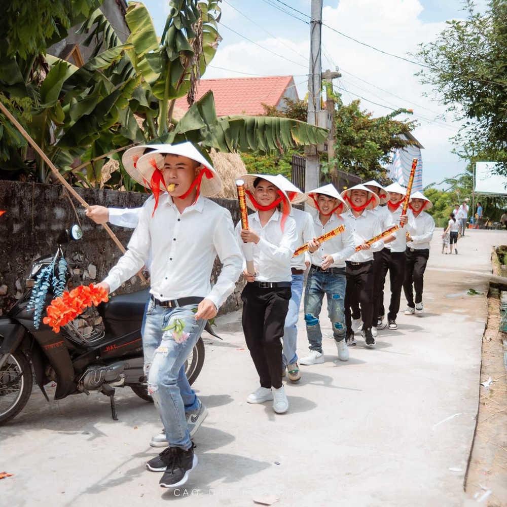 Đám cưới tại Nghệ An, nhà trai đội mũ cối tới chúc mừng-4