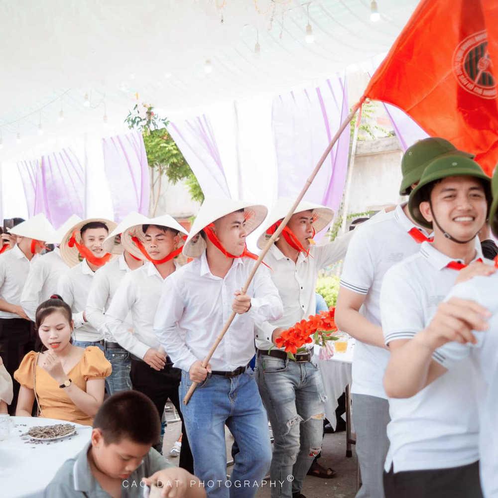 Đám cưới tại Nghệ An, nhà trai đội mũ cối tới chúc mừng-5