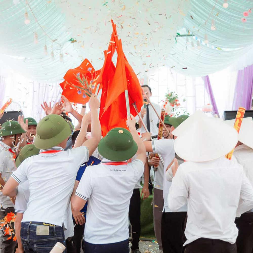 Đám cưới tại Nghệ An, nhà trai đội mũ cối tới chúc mừng-6
