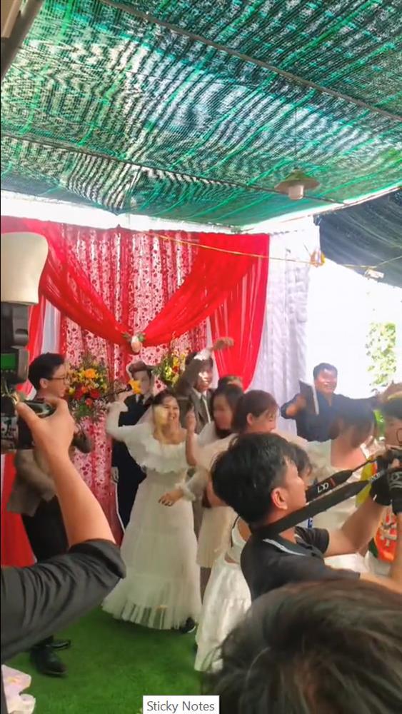 Đám cưới tại Nghệ An, nhà trai đội mũ cối tới chúc mừng-8