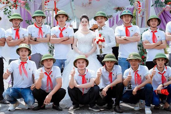 Đám cưới tại Nghệ An, nhà trai đội mũ cối tới chúc mừng