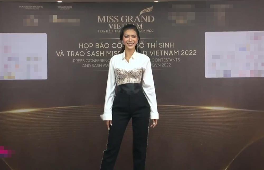 Minh Tú mất điểm trên thảm đỏ Miss Grand Vietnam 2022-5