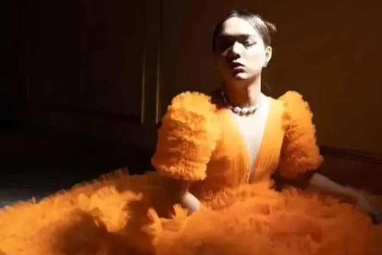 Tạo dáng 'ô dề', 'thảm họa mạng' Phạm Thoại gây tranh cãi