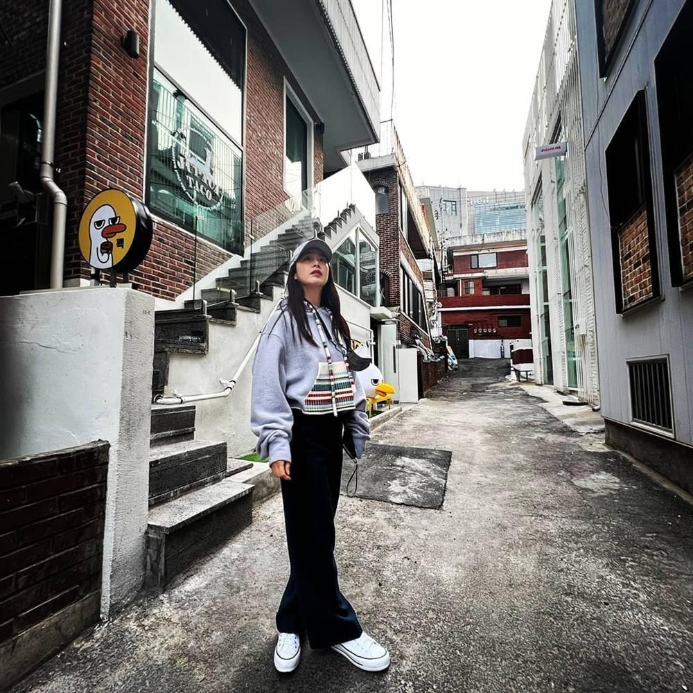 Mỹ nhân Hàn xuống phố mùa thu với mũ bóng chày cực ngầu-2