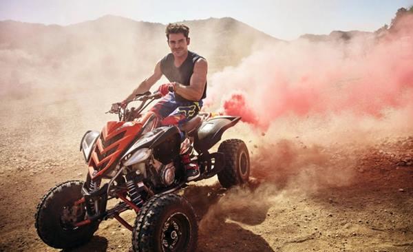 Gương mặt Zac Efron biến dạng vì bị vỡ quai hàm-1