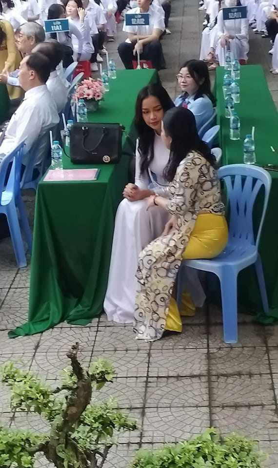 Ngọc Châu lộ mặt đầy khuyết điểm khi về thăm trường cũ-1