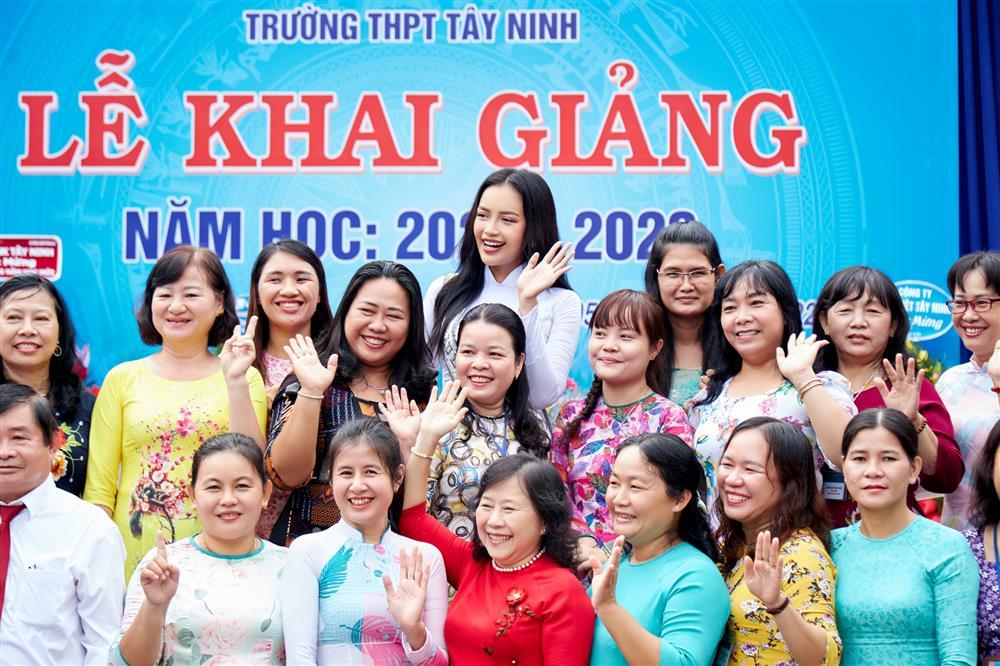 Ngọc Châu lộ mặt đầy khuyết điểm khi về thăm trường cũ-6