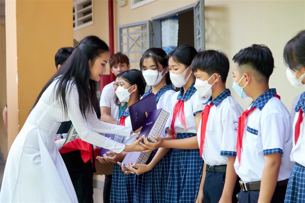 Ngọc Châu lộ mặt đầy khuyết điểm khi về thăm trường cũ-5