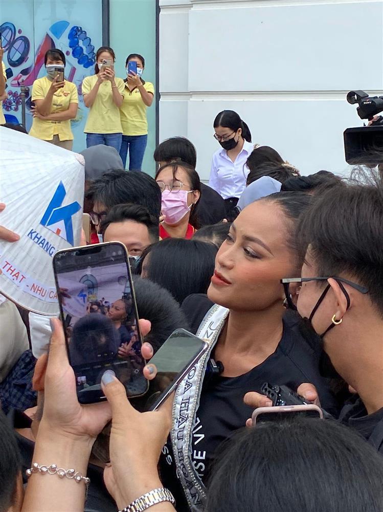 Ngọc Châu lộ mặt đầy khuyết điểm khi về thăm trường cũ-7