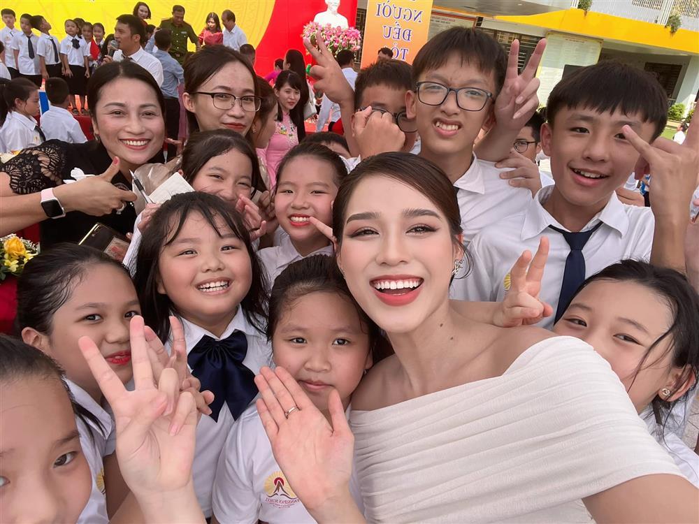 Ngọc Châu lộ mặt đầy khuyết điểm khi về thăm trường cũ-11